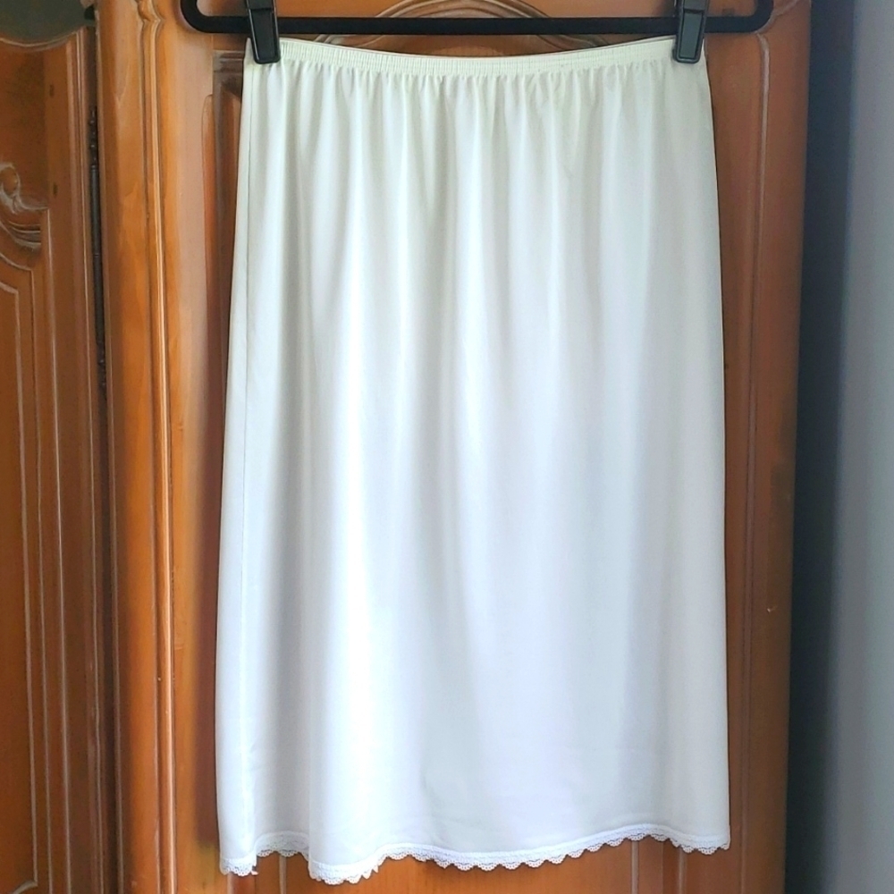 LORRAINE HALF SLIP, white 100 nylon large. Good used condition.‎